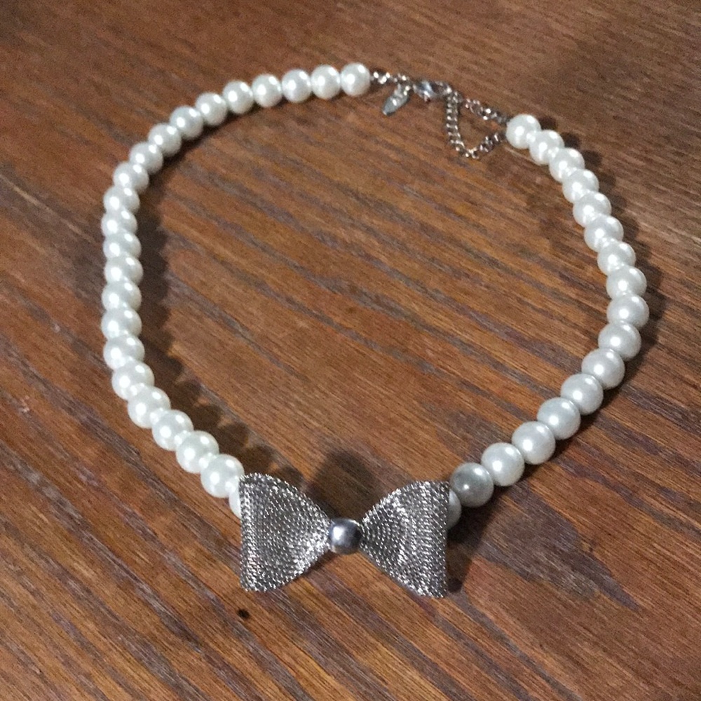 Short pearl necklace with mesh bow detail